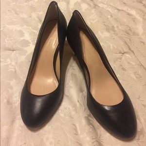 Banana Republic black leather pumps